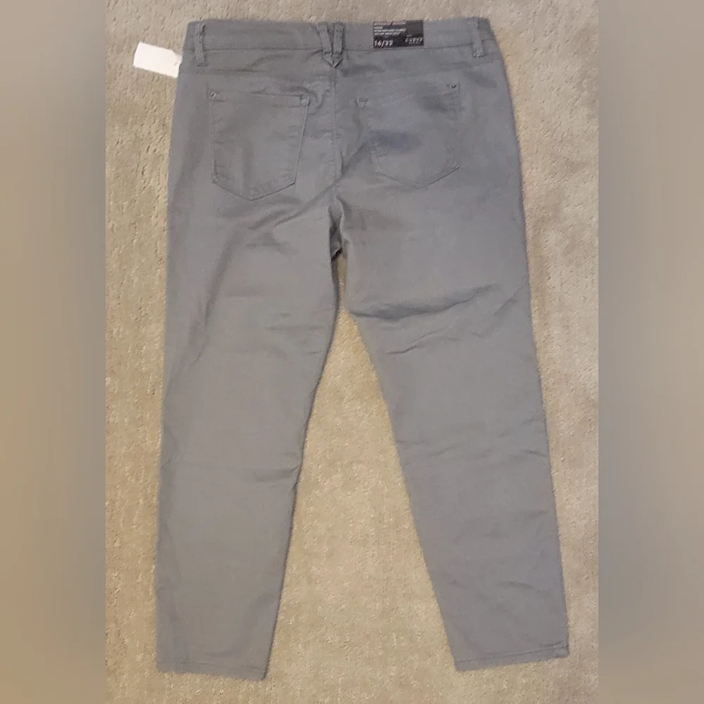 Chic Gray Pants/Jeggings - Picture 2 of 10